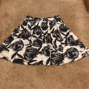 🌕The Limited blue and white floral pleated skirt, size Medium